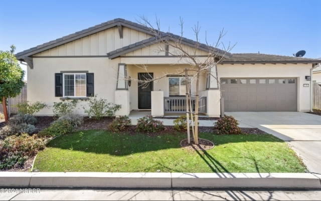 Beautiful 3 bed/2 bath home, fully furnished in a gated community!