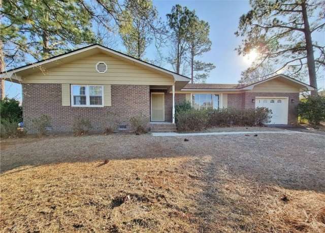 Beautiful single family home, Located within minutes to the fort Bragg gates and shopping.